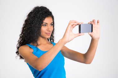 Selfie fotoğraf yapmak oldukça afro Amerikalı kadın