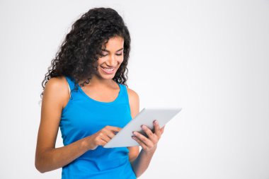Tablet bilgisayar kullanan gülümseyen afro Amerikan kadın