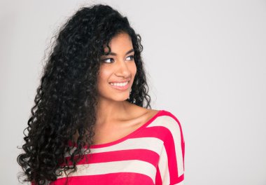 Gülümseyen afro Amerikan kadın uzağa arıyorsunuz