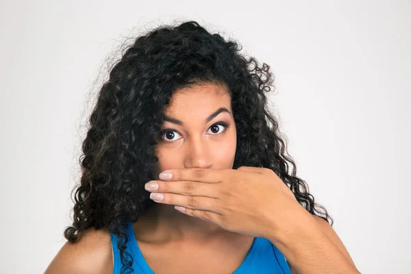Afro Amerikalı kadın ağzını kapsayan — Stok fotoğraf