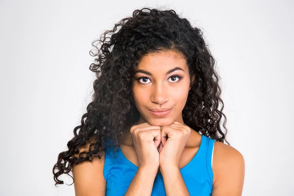 Feliz mujer afro mirando a cámara — Foto de Stock