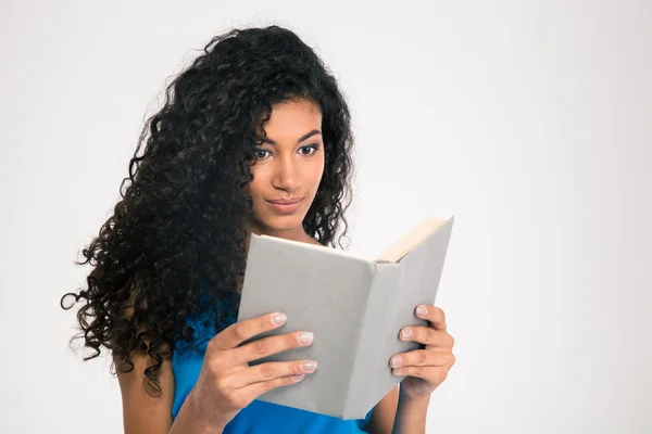 Красива афро американська жінка, читання книги — стокове фото
