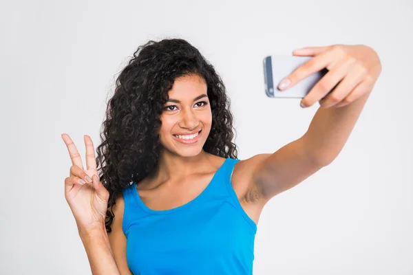 Uśmiechający się afro american kobieta co selfie Zdjęcie — Zdjęcie stockowe