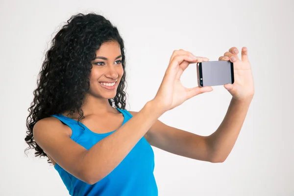 Mosolygó afro-amerikai nő, ami a selfie fénykép — Stock Fotó