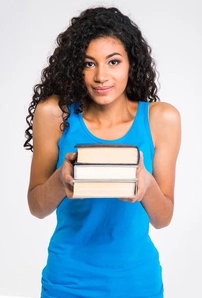 Belle afro américaine femme tenant des livres — Photo