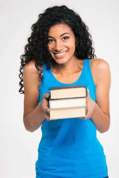 Sorridente afro americano donna tenendo libro — Foto Stock