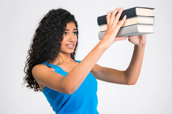 Triste giovane donna in cerca di molti libri — Foto Stock