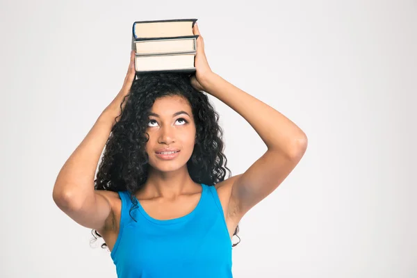 Donna afro-americana che tiene libri sulla testa — Foto Stock