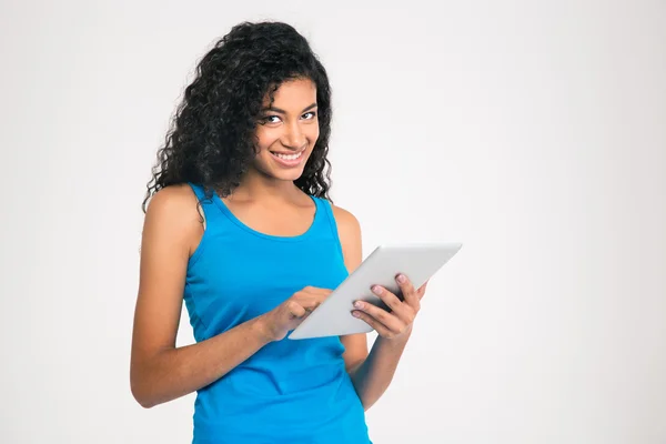Heureuse femme afro-américaine utilisant un ordinateur tablette — Photo