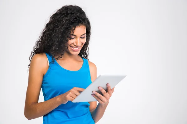 Sonriente mujer afro con tablet PC — Foto de Stock