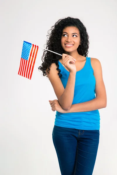 Sonriente mujer afro sosteniendo la bandera de Estados Unidos y mirando hacia arriba — Foto de Stock