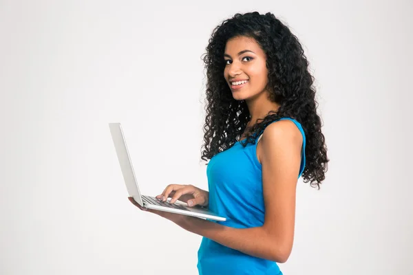 Sonriente mujer afro con ordenador portátil — Foto de Stock