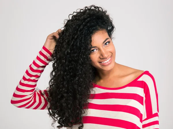 Mulher afro-americana alegre olhando para a câmera — Fotografia de Stock