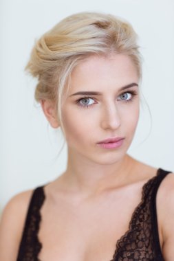 Kameraya bakarak çekici bir kadın portresi