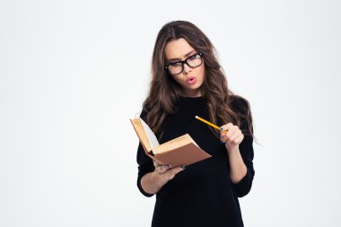 Kitap okuyan genç bir kadın