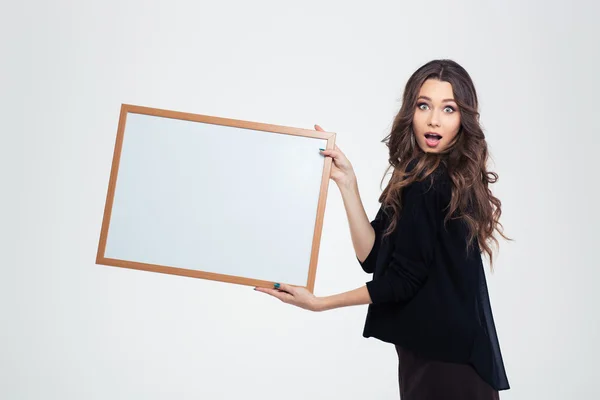Menina atraente mostrando placa em branco — Fotografia de Stock