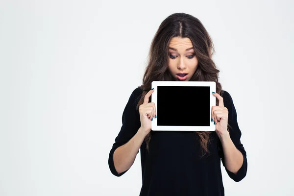 Mulher mostrando tela do computador tablet em branco — Fotografia de Stock