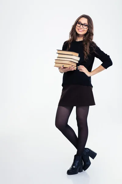 Femme souriante debout avec des livres — Photo