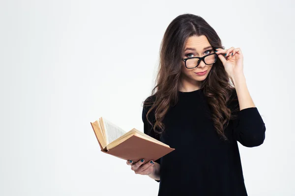 Mujer en gafas sosteniendo libro y mirando a la cámara — Foto de Stock