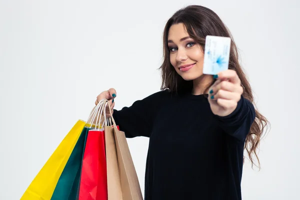 Mujer feliz sosteniendo bolsas de compras y tarjeta bancaria —  Fotos de Stock