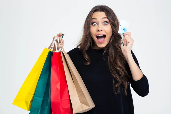 Mujer sosteniendo bolsas de compras y tarjeta bancaria —  Fotos de Stock