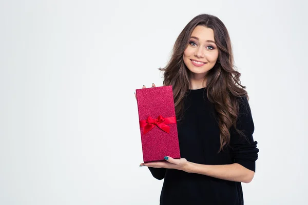 Sorrindo mulher segurando caixa de presente e olhando para a câmera — Fotografia de Stock