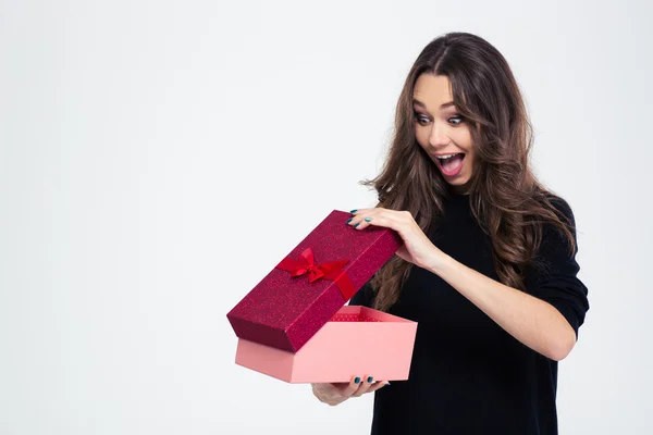Портрет веселої жінки, що відкриває подарункову коробку — стокове фото