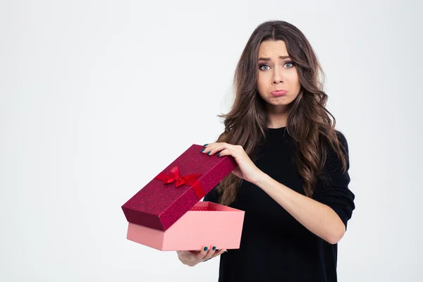 Mujer triste de pie con caja de regalo abierta — Foto de Stock