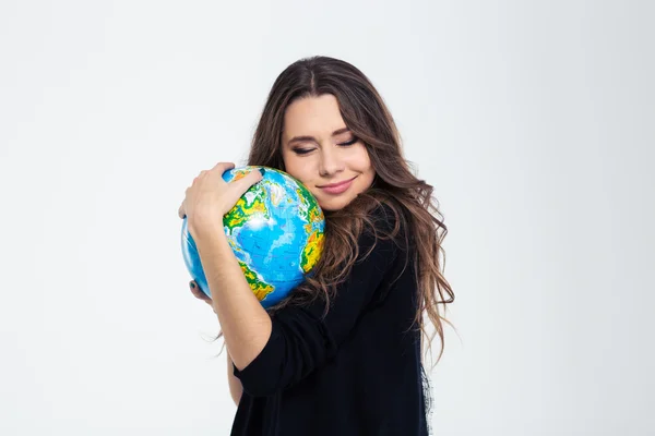 Portret van een gelukkig leuke vrouw knuffelen globe — Stockfoto