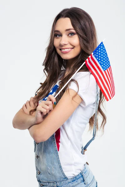 アメリカの国旗を保持している笑顔のかわいい女性の肖像画 — ストック写真