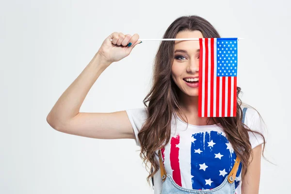 Lächelnde Frau bedeckt ihr Auge mit US-Flagge — Stockfoto