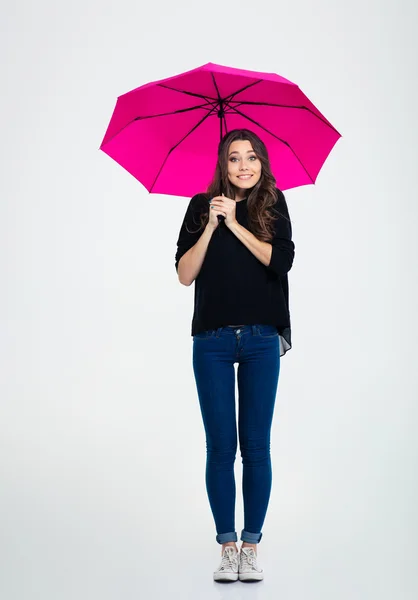 Femme souriante debout sous le parapluie — Photo