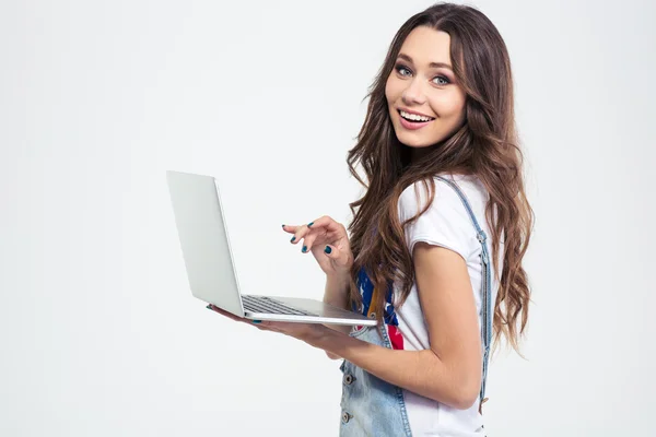 Πορτρέτο του ένα χαμογελαστό κορίτσι εκμετάλλευση φορητό υπολογιστή — Φωτογραφία Αρχείου