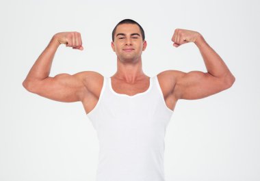 Mutlu kaslı adam onun pazı gösterilen