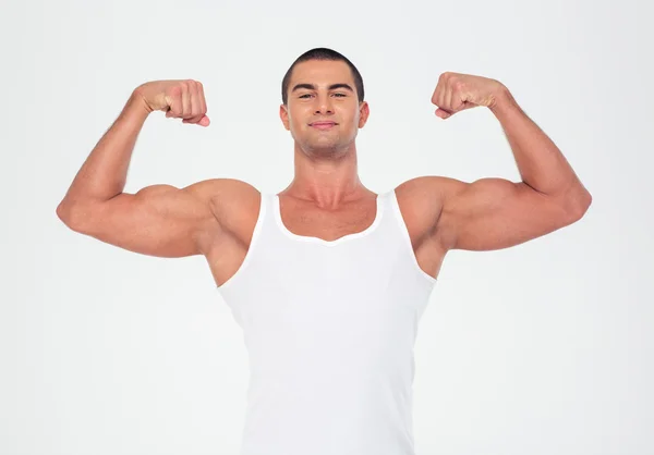 Homem musculoso feliz mostrando seu bíceps — Fotografia de Stock