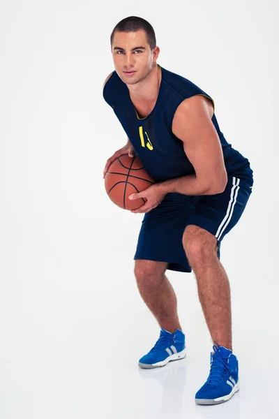 Retrato de comprimento total de um homem jogando basquete — Fotografia de Stock