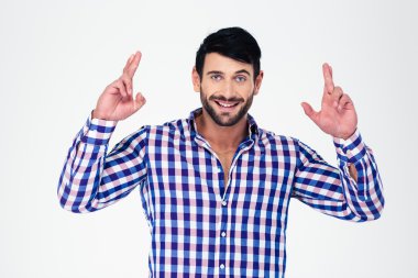 Mutlu adam ile kenetlenmiş parmaklar ayakta