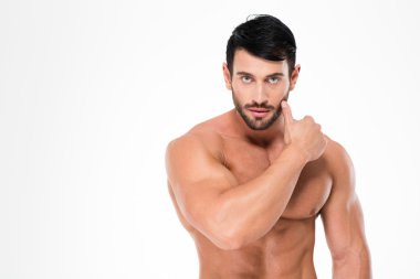 Kaslı çıplak adam kameraya bakan