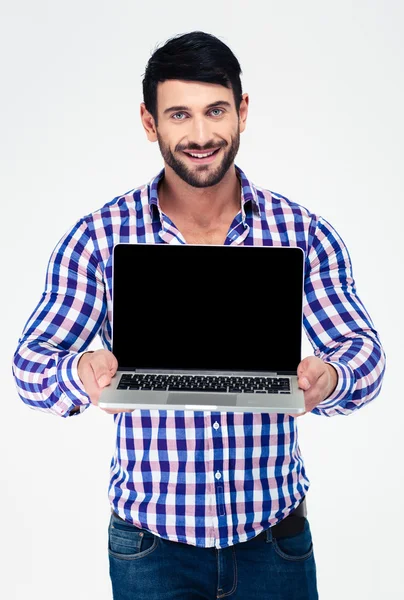 Улыбающийся человек с пустым экраном ноутбука — стоковое фото