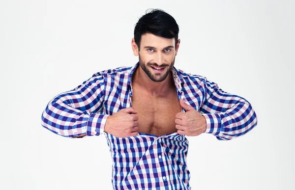 Porträtt av en sexig macho unbuttoning skjorta — Stockfoto