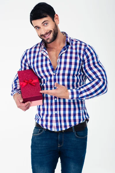 Sorrindo homem casual segurando caixa de presente — Fotografia de Stock
