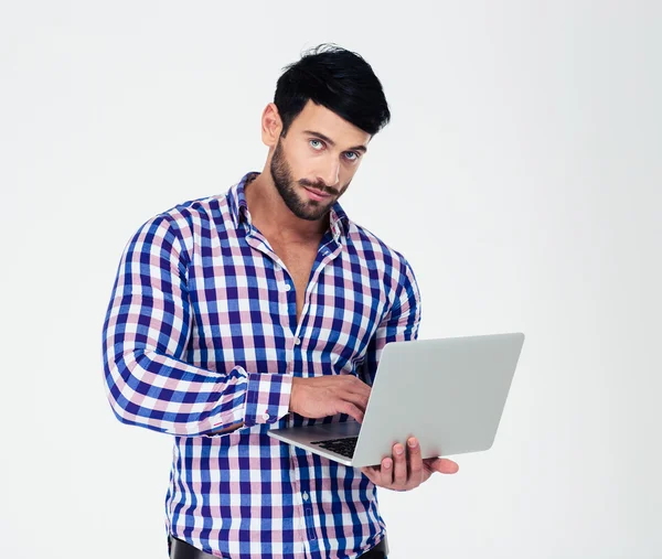 Potret seorang pria tampan menggunakan komputer laptop — Stok Foto