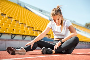 Stadı'nda oturan kadın