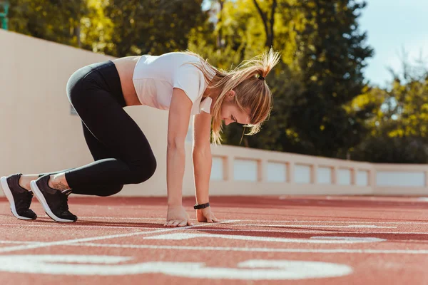 Vrouwelijke atleet in beginpositie — Stockfoto