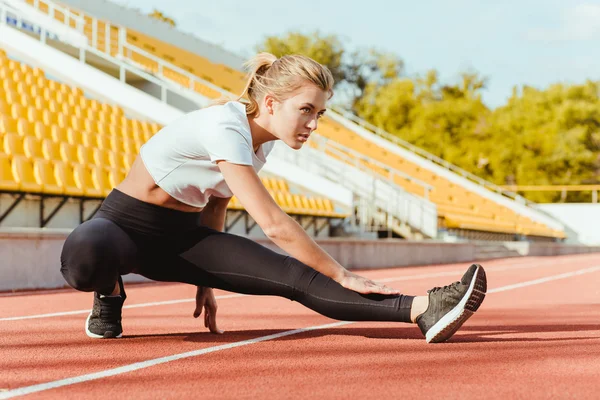Fitness vrouw uitrekken benen — Stockfoto
