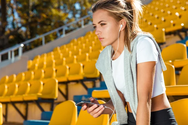 Fitness vrouw bedrijf smartphone — Stockfoto