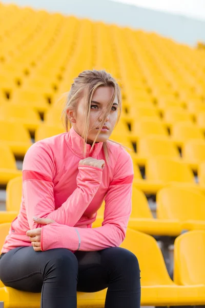 Donna fitness che riposa sullo stadio all'aperto — Foto Stock