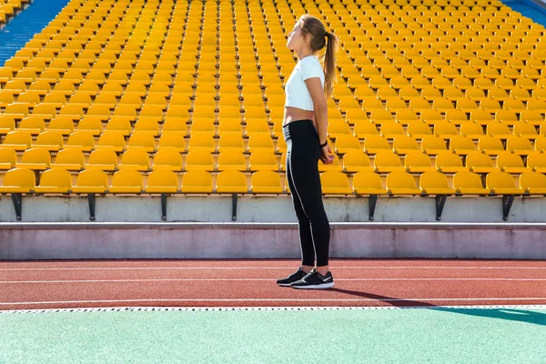 Fitness kvinna vilar på stadion — Stockfoto