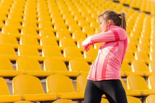 Fitness kvinna värmer upp på stadium — Stockfoto