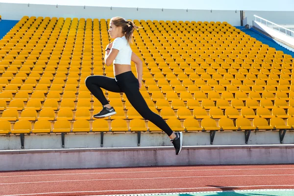 Mulher correndo no estádio — Fotografia de Stock
